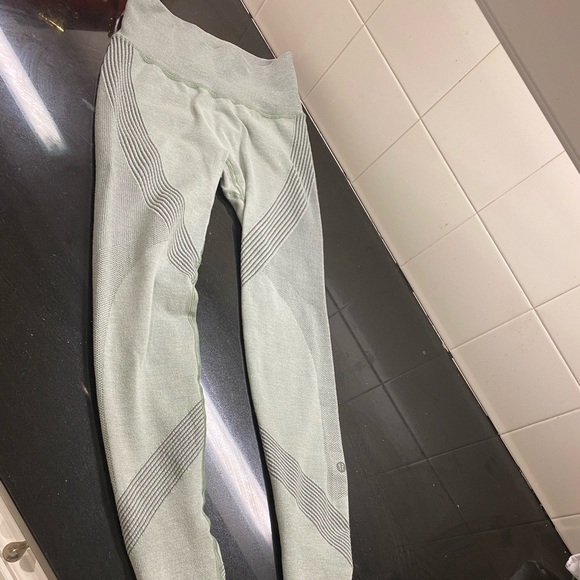Lululemon Aerial Silk Tight size 4 - Grey Sage - Picture 2 of 5